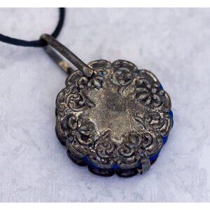 30 inch, Vintage Abstract Floral Silver Tone Cushion Center Pendant Necklace CA1